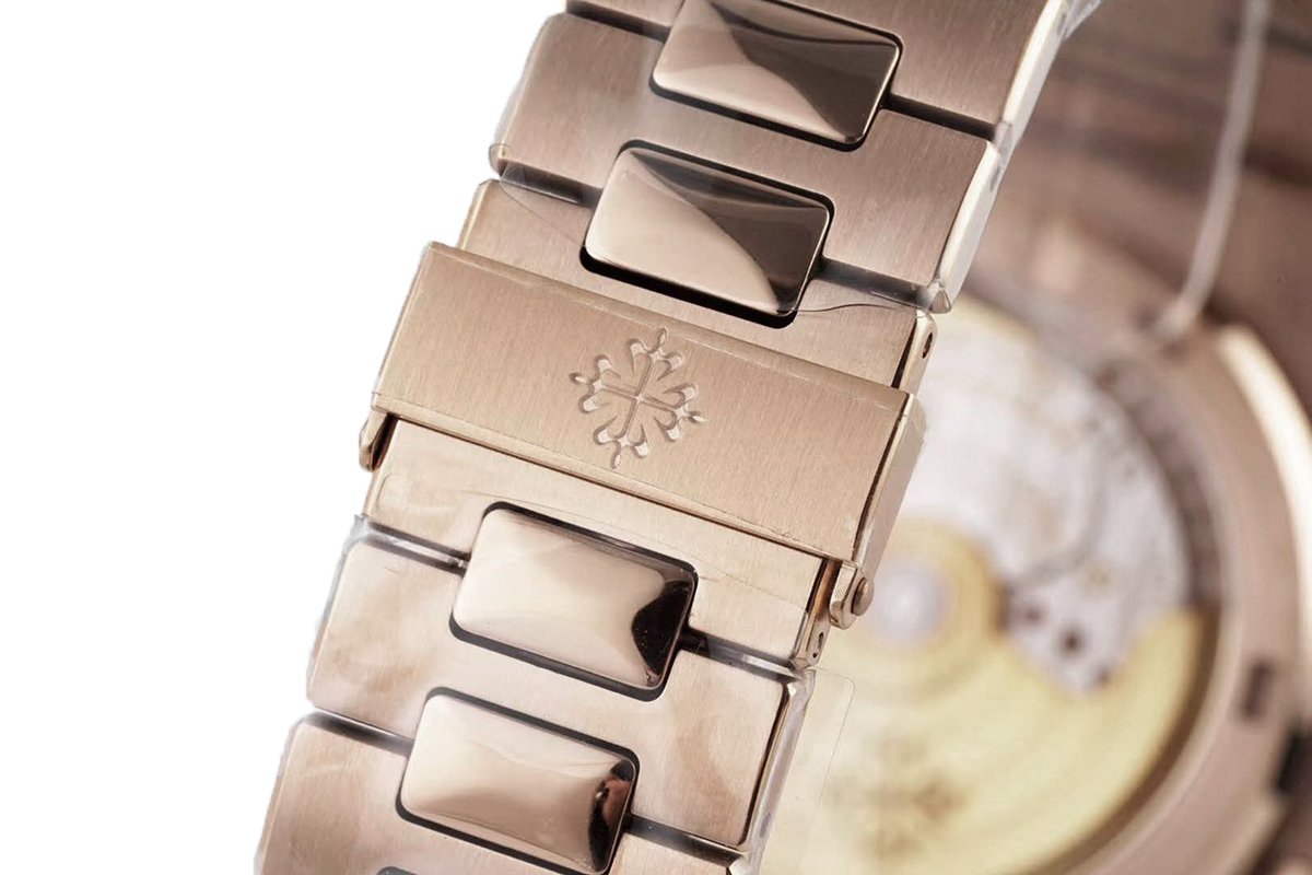 Nautilus Jumbo 5711/1R White Dial