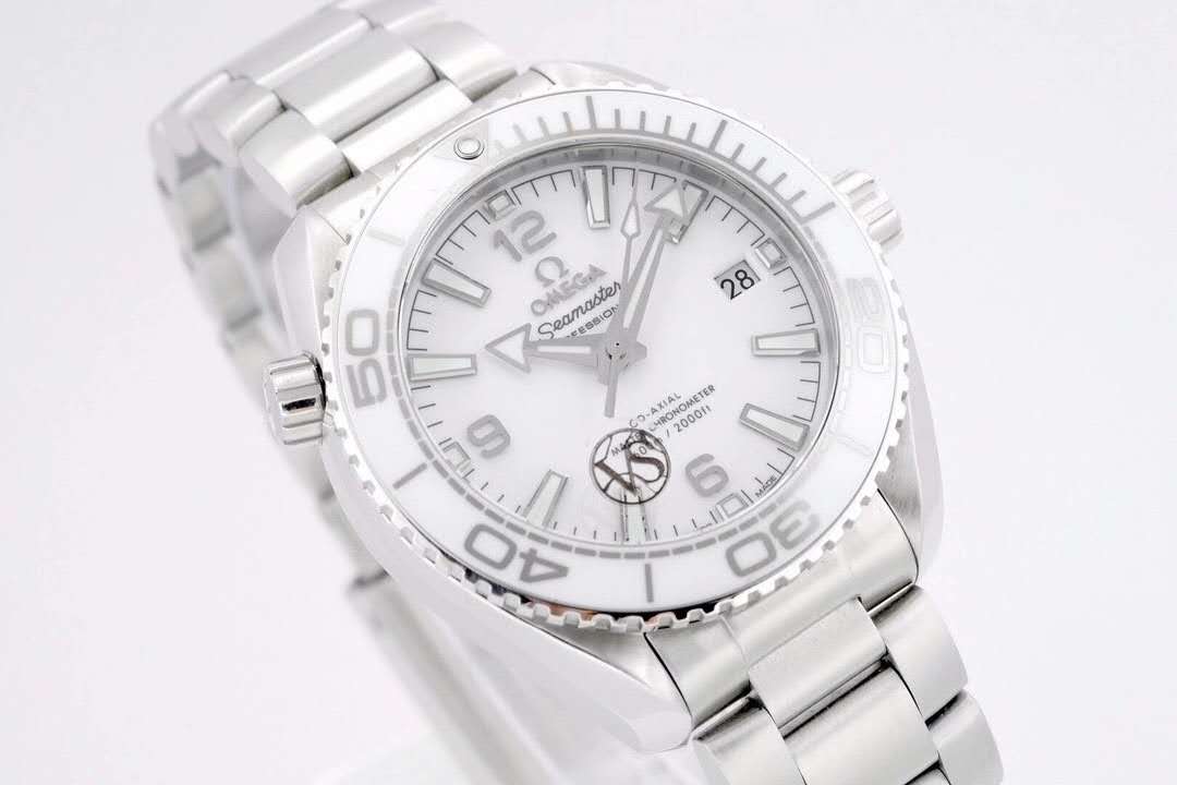 Seamaster Planet Ocean 600M Co-Axial Master Chronometer White Dial 39.5mm on Bracelet